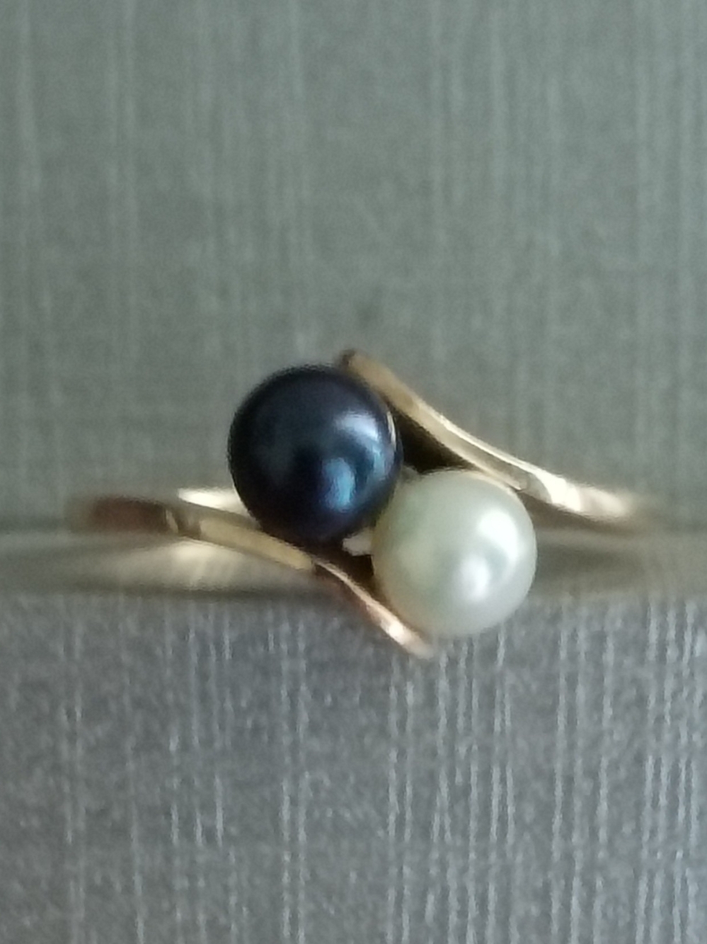 VTG Black & White Genuine Pearl Bypass Ring 3g 14K Y.Gold sz 7.75 Exc Cond Nice!